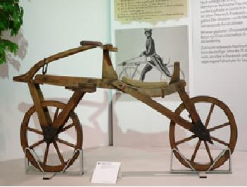 Το 1817 κατασκευάστηκε από τον βαρόνο Καρλ Φον Ντράις η "draisienne". Η draisienne ήταν σχεδόν εξ ολοκλήρου φτιαγμένη από ξύλο. Δε διέθετε πετάλια και, έτσι, ο αναβάτης της έδινε κίνηση σπρώχνοντας με τα πόδια στο έδαφος.